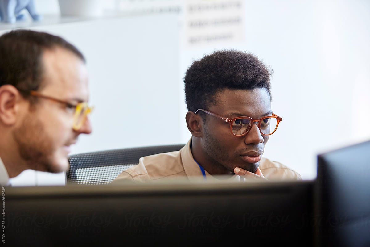 analyst-looking-at-computer